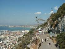 Der n�rdliche Teil vom Felsen, auf ihn geht eine Seilbahn, links unten die Stadt, dahinter ist schon Spanien, aufgenommen Septenber 2003
