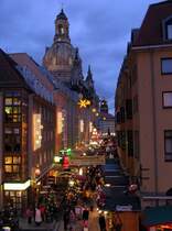 Allen  Freunden von staedte-fotos.de, besonders Thomas und den Admins FR�HLICHE WEIHNACHT mit Blick am Abend auf den Weihnachtsmarkt in der M�nzgasse nebst Frauenkirche, im Hintergrund der Rathausturm; Dresden, Dezember 2007