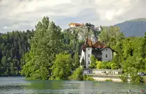 Die Burg in Bled (Slowenien) und eine Villa am Bl�der See. Aufnahme: 2. August 2016.