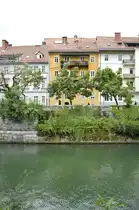H�user am Ljubljanica-Fluss in Ljubljana. Aufnahme: 1. August 2016.