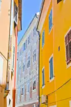 Farbenpr�chtige H�user in der Gasse Koprska ulica von Izola. Aufnahme: 28. Juli 2016.