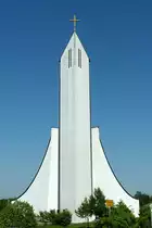 Himmelkron, die Ostseite der markanten Autobahnkirche St.Christopherus, erbaut 1998, Mai 2012