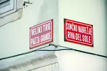 Zweisprachige Stra�enschilder (slowenisch bzw. italienisch) in Izola in Slowenien. Aufnahme: 28. Juli 2016.