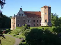Svedala, Schloss Torup, Viereitburg mit 2 T�rmen, erbaut ab 1540 (11.06.2016)