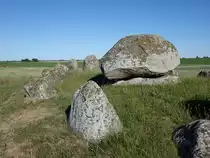 Skegrie, 5000 Jahre altes Steinzeitgrab Skegried�sen, viereckige Grabkammer mit 4 Steinbl�cken (11.06.2016)