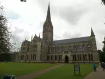 Salisbury am 15.6.2016: Die anglikanische Kathedrale von Salisbury, offiziell The Cathedral Church of St Mary, aus dem 13. Jahrhundert ist Bischofssitz der Di�zese Salisbury in der Grafschaft Wiltshire. Die Geschichte dieser gilt als Vorbild f�r den Roman „Die S�ulen der Erde“ von Ken Follett.