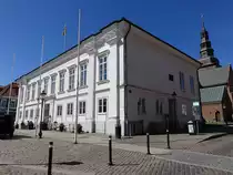 Ystad, alte Rathaus, erbaut von 1838 bis 1840 im Empirestil am Stortorget (11.06.2016)