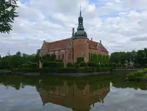 Schloss Vittsk�vle, erbaut um 1550 im Renaissancestil f�r Jens Brahe, zweist�ckige Fl�gelbauten umschlie�en einen quadratischen Hof. Ein Wehrgang, 2 Rundt�rme und Wassergr�ben sorgten f�r Sicherheit (12.06.2016)