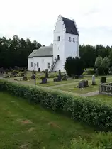 Romanische Kirche von Finja, erbaut im 12. Jahrhundert aus Feldsteinquadern, Kirchturm von 1664 (12.06.2016)