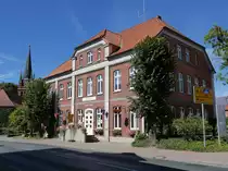 Rathaus Amelinghausen (Samtgemeinde Landkreis L�neburg), jeweils ca. 30 km entfernt nord�stlich von Soltau und nordwestlich von Hansestadt Uelzen; im Hintergrund der Kirchturm von Sankt Hippolt; 31.08.2016

