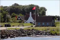 Die kleine Ortschaft Melsted liegt an der Nordostk�ste Bornholms. Der Dannebrog und der R�uchereischornstein sind unvermeidlich. 27.08.2016