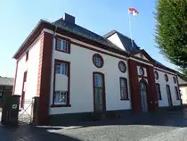 DILLENBURG/HESSEN-REITHALLE des HESSISCHEN LANDGEST�TS in der WILHELMSTRASSE.
Das sp�tbarocke Reithaus wurde wie die St�lle 1869 eingerichtet und aus den
Tr�mmern des 1760 zerst�rten Dillenburger Schlosses erbaut,am 1.9.2016...