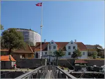 Die Ertholmene (Erbseninseln) waren wegen ihres nat�rlichen Hafens von 1684 bis 1855 eine Festung der d�nischen Marine. Links im Bild der Store Tarn (Gro�e Turm) auf Christians�, der z.Z. aufw�ndig restauriert wird. 
Die Inseln geh�ren keiner d�nischen Gemeinde und keiner Region an. Das wei�e Geb�ude beherbergt die Inselverwaltung. Der Inselverwalter wird vom Verteidungsministerium, dem die Inselgruppe geh�rt, eingesetzt. Er �bt auch gleichzeitig die Polizeigewalt aus.
25.08.2016