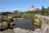 Auf Regenreservoire wie dieses auf Christians� st�sst man h�ufiger bei einem Gang �ber die Erbseninseln. Im Hintergrund ist der Store T�rn zu sehen. 25.08.2016