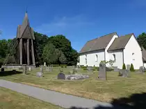 Romanische Kullerstad Kyrka, wei� get�nchten Steinkirche, erbaut im 12. Jahrhundert, 
Glockenturm von 1657 (14.06.2016)