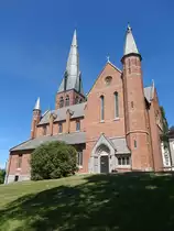 Floda Kyrka, neugotische Backsteinbasilika, erbaut von 1885 bis 1888 von Axel Herman H�gg (14.06.2016)