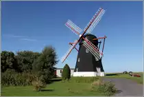 Svaneke. Die Kurem�llen liegt an der Stra�e nach �stermarie. Es handelt sich um eine Holl�nderwindm�hle aus der Mitte des 19. Jahrhunderts. 26.08.2016