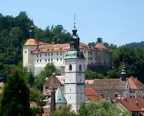 Skofja Loka (Bischofslack), das Bischofsschlo� hoch �ber der Altstadt, davor der Glockenturm der Jakobskirche, Juni 2016