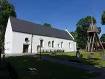 Malmk�ping, Lilla Malma Kyrka, erbaut im 12. Jahrhundert, Sakristei von 1872, Glockenturm von 1684 (14.06.2016)