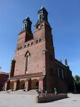 Eskilstuna, Klosters Kyrka, Backsteinkirche mit zweit�rmiger S�dfassade von Otar H�kerberg, erbaut von 1925 bis 1929 (14.06.2016)