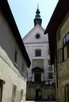 Skofja Loka, Blick durch eine Altstadtgasse zur Nonnenkirche, sie steht unterhalb des Schlo�es mit dem sie auch verbunden ist, gebaut 1358, Juni 2016 