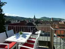 Freiburg, Blick von der Dachterrasse eines Restaurants �ber die D�cher der Altstadt Richtung S�den zum Martinstor und dem Sch�nberg im Hintergrund, Mai 2015
