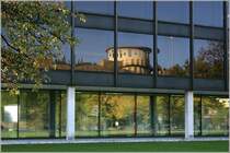 Zwei sehr gegens�tzliche Architekturauffassungen stehen sich hier gegen�ber. Hier der vornehme, zur�ckhaltende, klare Bau des Landtages (1961), auf der anderen Seite der Theodor-Heuss-Stra�e der eher monumentale Turm der Musikhochschule (1994) von Stirling Wilford & Associates. 26.10.2006 (Matthias)