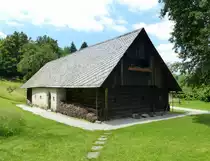 Skofja Loka, im Park am Schlo� steht dieses historische slowenische Bauernhaus als Museumsbau, Juni 2016