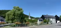 Olef (Schleiden) mit St. Johann-Baptist-Kirche und Fachwerkhaus von der Olefbr�cke aus - 07.08.2016