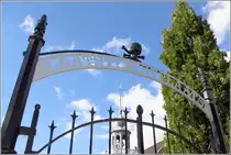 Urk. Direkt neben der Kerkje an de Zee befindet sich der Friedhof (Laatsterustplaats). �ber dem Eingang wurde ein eiserner Totenkopf angebracht. 04.10.2016