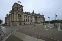 Reichstag mit gesichertem Vorplatz. - 06.10.2016
