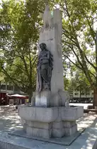 Kehl, am Denkmal f�r die Kriegsopfer auf dem Marktplatz steht die Eisengu�figur  Mutter Kinzig , Aug.2016