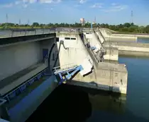 Kehl, das Kulturwehr am Rhein hat sechs schwenkbare Wehrtore, die den Wasserdurchlauf regulieren, Aug.2016