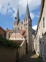 Deventer, Bergkerk oder St. Nicolaaskerk, romanische kreuzf�rmige Basilika, erbaut um 1200, Chor 15. Jahrhundert, T�rme im sp�ten 15. Jahrhundert erh�ht mit schlanken Spitzen, heute Kulturzentrum (20.08.2016)
