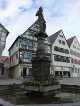 Markgr�ningen, Brunnen von 1499 am Marktplatz (10.04.2016)