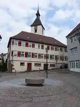 M�nchingen, Pfarrhaus und Johanneskirche, Kirche erbaut 1488 (10.04.2016)