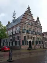 Naarden, Stadhuis, Rennaissancegeb�ude von 1601 mit 2 reichgestalteten Treppengiebeln (21.08.2016)