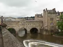 Bath, Grafschaft Sommerset (Region South West England) am 19.6.2016: Pulteney-Br�cke von 1773 �ber den Avon, von William Pulteney zur Anbindung eines neuen Stadtviertels, das seine Frau geerbt hatte, in Auftrag gegeben. Vorbild war der Ponte Vecchio in Florenz.