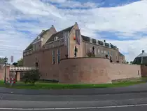 Woerden, Kasteel, erbaut 1407 durch Jan van Beieren, heute Milit�rmagazin (22.08.2016)