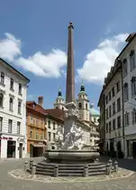 Ljubljana, der barocke Brunnen der  Drei Krainer Fl�sse  von Francesco Robba am Rathausplatz in der Altstadt, Juni 2016