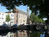Leiden, Academie, erbaut 1516, ab 1581 Hauptgeb�ude der Universit�t (23.08.2016)