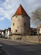 Vaihingen a. d. Enz, Pulverturm, Eckturm der Stadtbefestiung mit bis zu 3 Meter dicken Mauern, erbaut 1482, von 1819 bis 1844 Gef�ngnis (10.04.2016)
