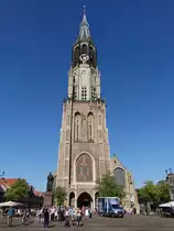 Delft, Nieuwe Kerk am Markt, erbaut von 1384 bis 1496, 108 Meter hoher Turm mit Glockenspiel der Br�der Hemony von 1663 (23.08.2016)
