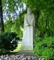 Ljubljana, das Trubar-Denkmal nahe der Moderna Galerija, aufgestellt zum 400.Geburtstag von Primoz Trubar (1508-86), Reformator und Begr�nder der Slowenischen Sprache, Juni2016