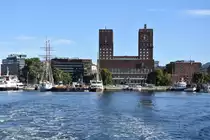 OSLO (Fylke Oslo), 08.09.2016, Blick von der F�hre auf das Rathaus