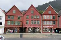 BERGEN (Fylke Vestland, bis 31.12.2019 Fylke Hordaland), 10.09.2016, Holz  arbeitet 