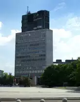 Ljubljana, B�rohochhaus am Platz der Republik, beherbergt u.a. mehrere ausl�ndische Botschaften, Juni 2016