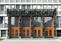 Ljubljana, der k�nstlerisch gestaltete Haupteingang des Parlamentsgeb�udes, Juni 2016