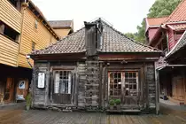 BERGEN (Fylke Vestland, bis 31.12.2019 Fylke Hordaland), 10.09.2016, mitten im alten Hanseviertel, das bereits seit 1979 zum UNESCO-Weltkulturerbe z�hlt