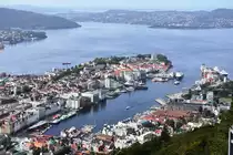 BERGEN (Fylke Vestland, bis 31.12.2019 Fylke Hordaland), 10.09.2016, Blick vom Fl�yen auf die Altstadt